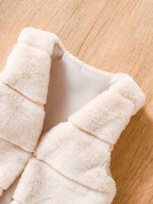 SHEIN 女童毛绒蓬松无袖外套，适合各种场合，尽显优雅气质