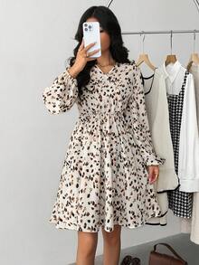 少女碎花编织V领长袖修身休闲A字法式连衣裙，秋冬新品，适合年轻女孩日常穿着、上学、秋冬季，搭配白衬衫，返校季、学院风、圣诞节、女孩冬装、圣诞服装、派对服装、日常上学、生日服装、公主装、母女/姐妹亲子装、万圣节。 - 杏色 - 查看 3