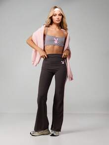 Missguided x Playboy 高腰喇叭形运动紧身裤，侧边饰有条纹和品牌标识，适合瑜伽、健身训练和休闲运动穿着。 - 深灰色 - 查看 3