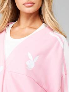 Missguided x Playboy Cardigan oversize boutonnée avec bordure contrastée et design de script au dos pour un port casual au quotidien - Rose bonbon - Voir 4