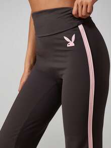 Missguided x Playboy 高腰喇叭形运动紧身裤，侧边饰有条纹和品牌标识，适合瑜伽、健身训练和休闲运动穿着。 - 深灰色 - 查看 4