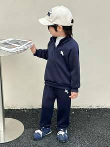 Genkimix Kids 秋冬款小男孩休闲骑士印花卫衣和运动裤套装 - 藏蓝色 - 查看 14