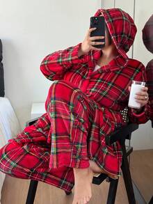 SHEIN 3 Stücke Große Größen karierter Camisole und Hose und flauschiger Kapuzenmantel Set, gemütlich für Herbst/Winter 3 Teile flauschiger Pyjama Set Rote Pj Set Frauen Pyjama Sets für Frauen Winter - Verschiedenfarbig - Übersicht 3