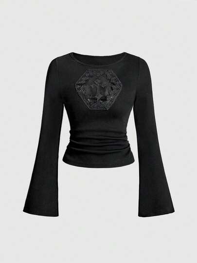 Goth t-shirt moulant pour femmes à encolure bateau, manches évasées, couleur unie, avec broderie religieuse ajourée en forme de croix sexy