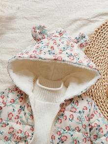 1件女婴冬季拉链长袖数码印花羽绒服，适合户外旅行，提供充足的保暖保护，时尚实用，让宝宝在冬季探险中既温暖又时尚。