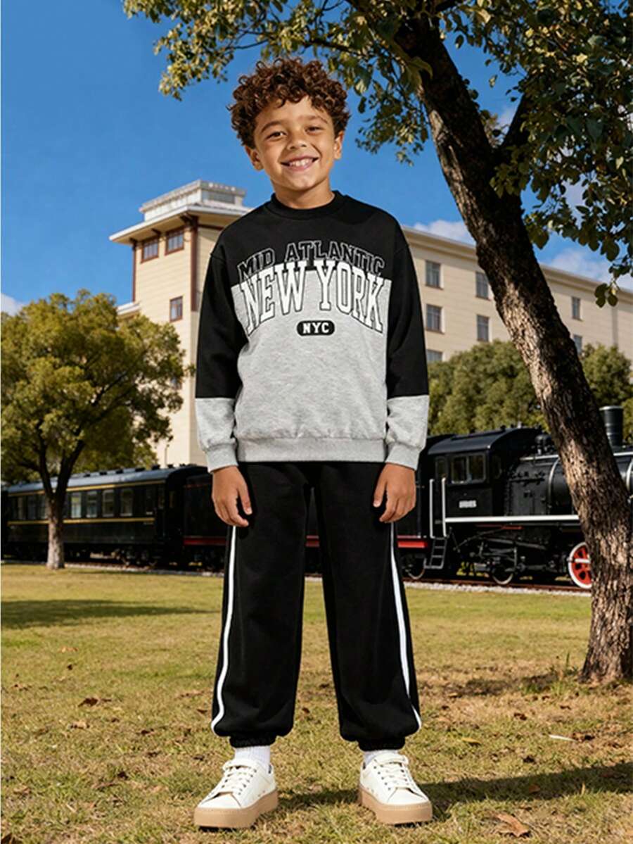 SHEIN Explorewe 2 piezas Conjunto de ropa deportiva casual de niños con cuello redondo, manga larga, estampado de letras posicionadas, para primavera, otoño e invierno, ropa versátil para el día a día, mezcla de negro y gris + Pantalones de peto negros tejidos, un conjunto completo, adecuado para deportes, vacaciones, otoño e invierno - Negro - Ver 1
