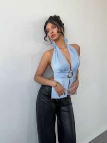 Aloruh Camiseta sin espalda con cuello halter, tirantes con lazo y hebilla metálica decorativa enunicoloro elegante - Celeste - Ver 6