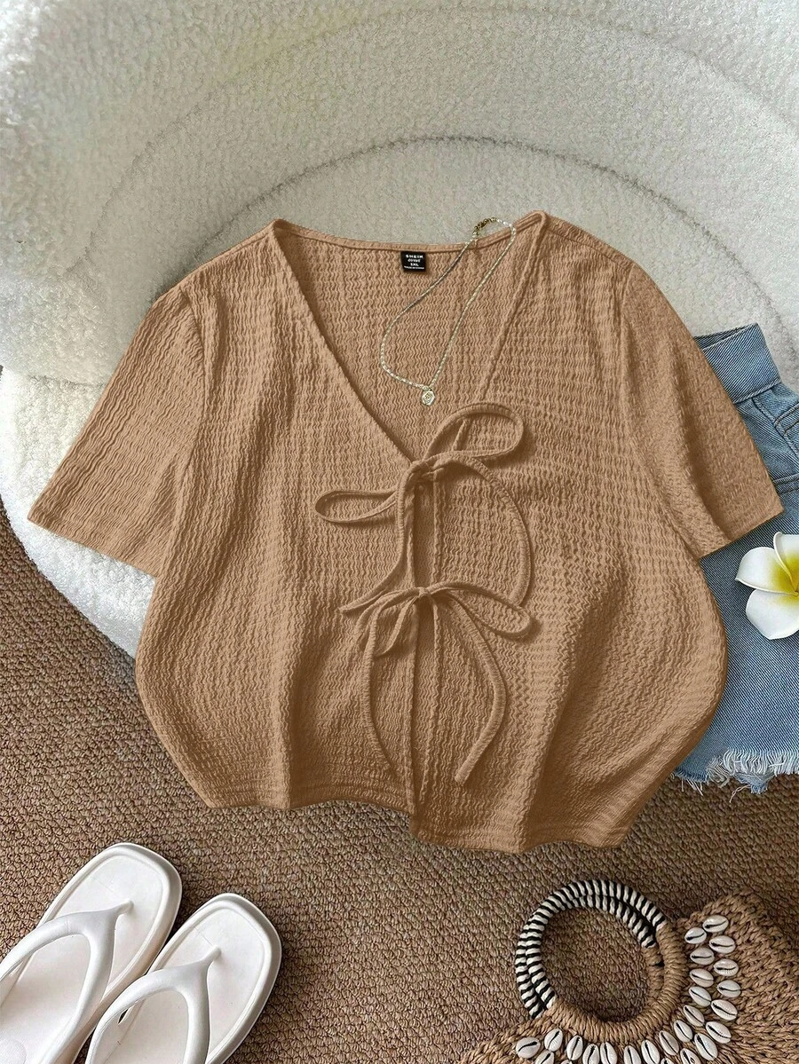 SHEIN LUNE 大码V领扭结休闲百搭女式短袖上衣 - 卡其色 - 查看 1