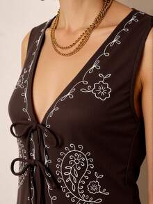 CAJUNI Blusa regata feminina retrô de camurça com cadarço e bordado paisley, ideal para ocasiões casuais e profissionais. Estilo boho retrô na cor marrom chocolate. - Castanho - Ver 5