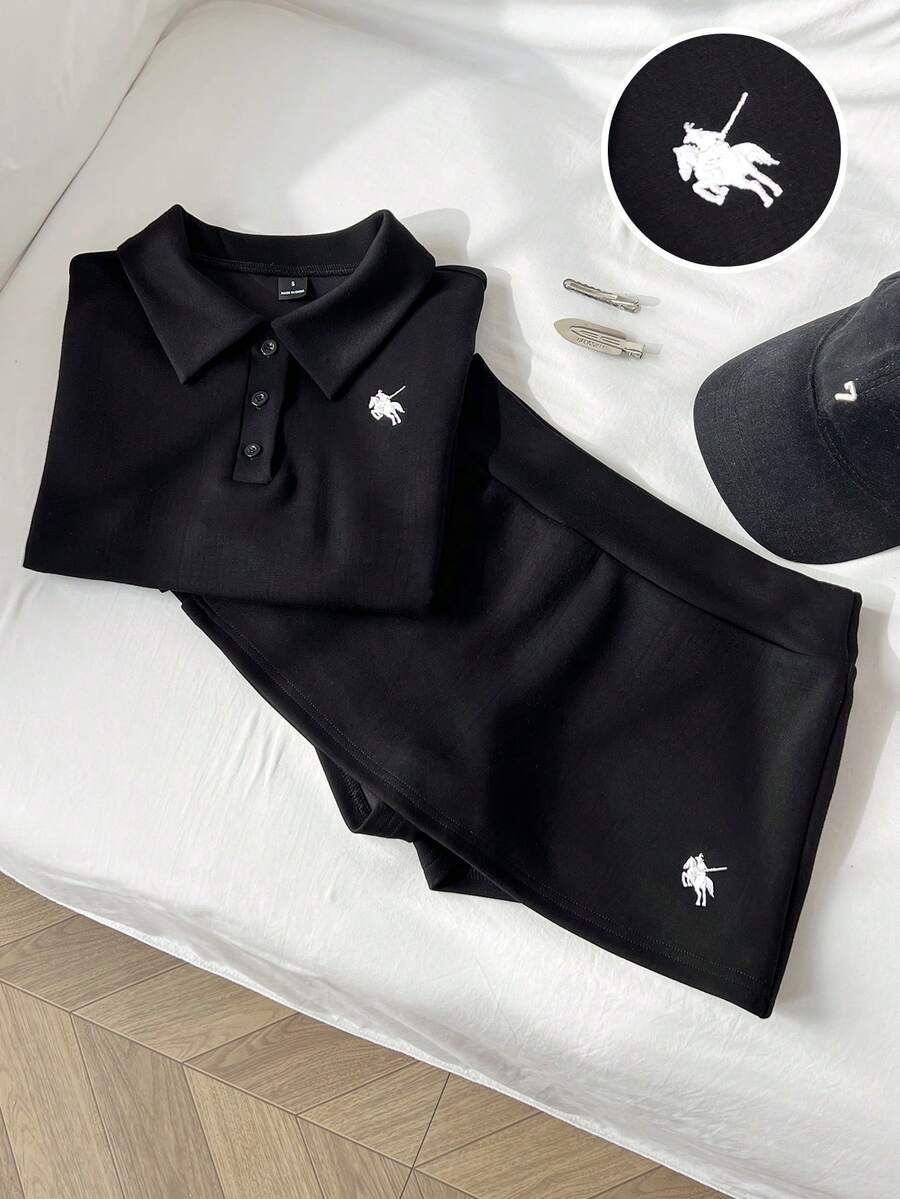 Elamini Bộ áo thun ôm cổ polo thêu hình ngựa tối giản thường ngày dành cho nữ + quần váy ngắn cạp thấp - màu đen - Xem 1