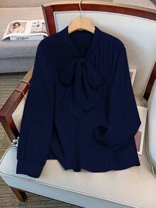 GlowEve CURVE Nuova camicetta elegante da donna taglie forti, con fiocco al collo, di colore unito, versatile per uso quotidiano, design minimalista con pieghe alla moda, snellente e stilosa - Blu Navy - Visualizzare 1