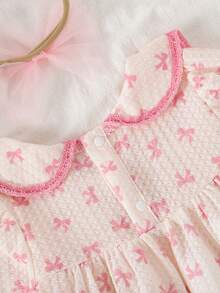 SHEIN Souflis Đầm chữ A tay bồng cổ bèo nhún cho bé gái kèm băng đô nơ vải tuyn. Cổ áo rộng, tay bồng và dáng chữ A tạo nên vẻ ngoài thời trang và cổ điển. Dù đi chơi hay mặc nhà, bé yêu của bạn sẽ trở thành nàng công chúa lấp lánh. - Bụi hồng - Xem 6