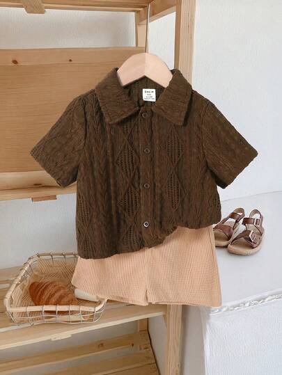 SHEIN LMoss Kids 2 件套男婴可爱纯色针织图案 Polo 衫和松紧腰短裤套装，夏季