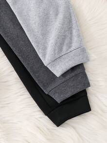 SHEIN 青少年男童买二送一三件装休闲运动学院风简约腰带装饰高性价比多件装运动裤，适合返校季穿着，也适合生日派对、晚宴、演出、婚礼、洗礼、开幕式等场合，日常穿着舒适，适合上学、旅行、运动，适合秋冬季节。 - 彩色 - 查看 6