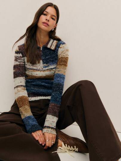 Nöista 这款柔软的针织毛衣采用模糊条纹图案，以棕色、蓝色和米色等大地色系为主。Polo 领和 V 领设计，搭配质感蓬松的面料，带来温暖舒适的穿着体验，是春假穿搭的理想之选。修身剪裁凸显身材，打造时尚优雅的造型，可轻松搭配棕色长裤或牛仔裤，展现舒适又不失精致的风格。