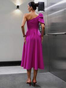 EURMUSE Robe mi-longue évasée avec nœud sur l'épaule. Coupe ajustée, entièrement doublée. Idéale pour les invités de mariage, les occasions spéciales ou les dîners de gala. Conçue avec un mélange de crêpe extensible de haute qualité, assurant une silhouette élégante avec un détail d'épaule marquant. - Rose bonbon - Voir 2