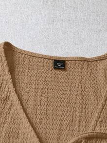 SHEIN LUNE 大码V领扭结休闲百搭女式短袖上衣 - 卡其色 - 查看 4