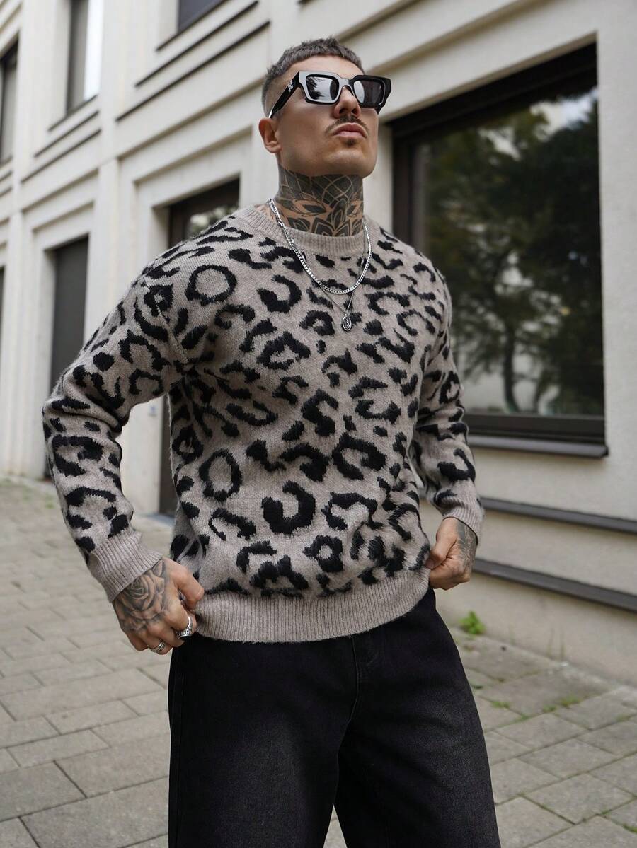 Artur Kramer BAI YUE 秋冬系列：豹纹印花、撞色拉绒纹理、休闲氛围、高街精致、复古针织圆领男士毛衣、垃圾摇滚风格 - 棕色 - 查看 1