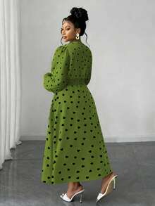 Maweii 大码女士优雅收腰长裙，方领设计，胸部褶皱，前短后长裙摆，灯笼袖，心形图案，适合派对和通勤，秋冬季穿着。 - 彩色 - 查看 2