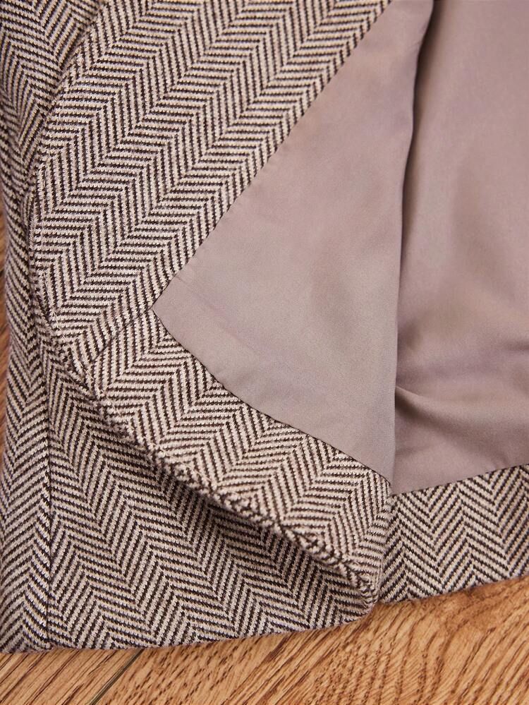 This Elegant Women's Autumn/Winter Coat Features A Light Brown Herringbone Pattern Blazer, Exuding A Simple Yet Sophisticated Retro-Chic Vibe. The Tailored Waist Creates A Sharp And Polished Look, Accentuating Curves. The Sophisticated Light Brown Color And Soft Texture Add A Touch Of Class, Making It Perfect For Autumn And Winter.