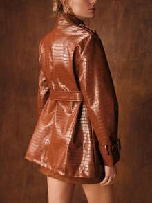 MOTF PREMIUM 女士不对称领口纹理PU鳄鱼纹搭扣腰带风衣，适合通勤 - 棕色 - 查看 3