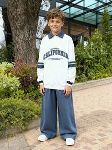 SHEIN 2 件套男童长袖运动套装，白色和蓝色撞色领 Polo 衫，带有“CALIFORNIA”字母印花，营造出美国校园氛围，袖侧蓝白条纹，打造活力外观；海军蓝松紧腰裤，适合学校运动穿着，返校日常穿着，秋季