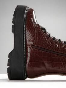 SHUZIA 女士厚底系带高级做旧棕色工装踝靴——厚底设计，抓地力强，经久耐穿；侧拉链设计，方便穿脱。大胆、舒适，专为日常时尚冒险而打造。 - 棕色 - 查看 7