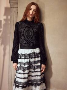 MOTF PREMIUM Áo nhung jacquard khoét eo họa tiết hoa hạt điều thanh lịch dành cho nữ - màu đen - Xem 5