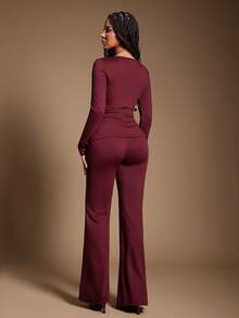 Radiana 女士性感休闲优雅蕾丝拼接酒红色两件套：长袖V领开衩修身上衣+修身喇叭裤，高弹针织面料，舒适柔软，适合日常穿着、约会、聚会、通勤、办公、圣诞节、新年、节日、秋冬季内搭。 - 酒紅色 - 查看 2