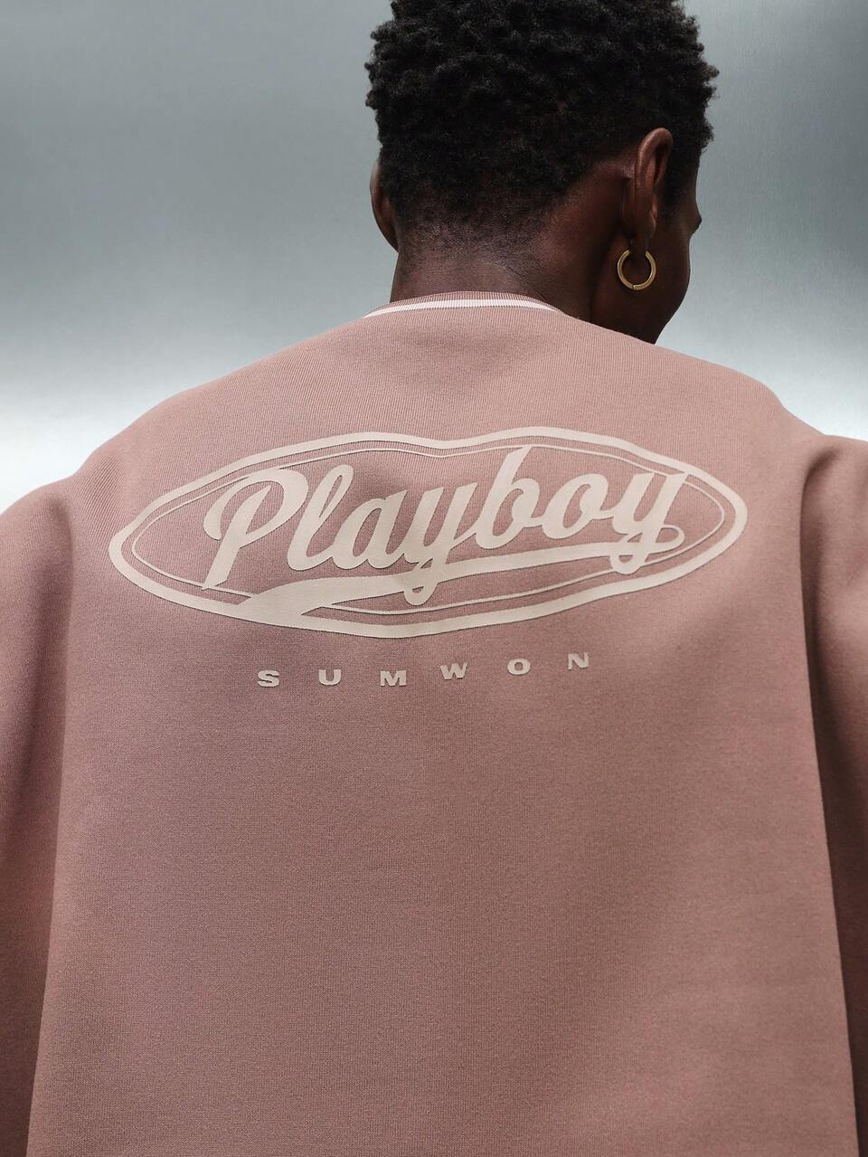 PLAYBOY X SUMWON Sweat-shirt à col rond avec passepoil contrastant