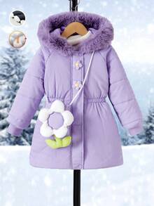 SHEIN 2 Stücke gesteppter Mädchen Mantel in Lila mit Kapuze, Reißverschluss und wattiertem Futter. Taillengürtel, schmale Passform, wattiertes Fleecefutter, mit 3D-Blumendekor und Tasche. Geeignet für Outdoor-Aktivitäten, Herbst/Winter, Freizeit, Schule und Partys. Mädchen-Wintermantel mit Kapuze, lila Outfit, elegante Fleecejacke für Mädchen, Peter-Pan-Mantel.