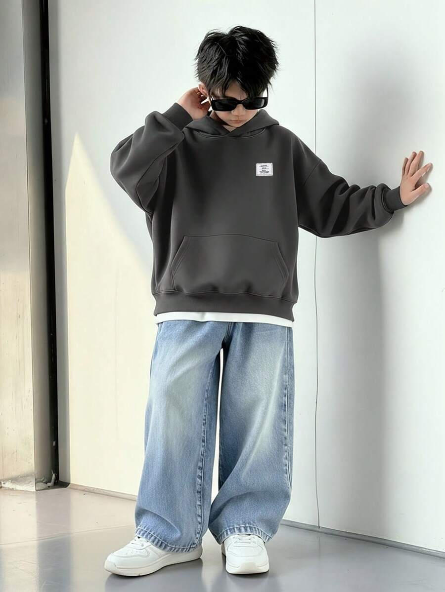 SHEIN 2 件青少年男孩韩版休闲连帽衫套装,带装饰性编织标签,包含连帽衫和松紧腰裤,适合通勤、上学、休闲外出、运动、春夏季 - 深灰色 - 查看 1