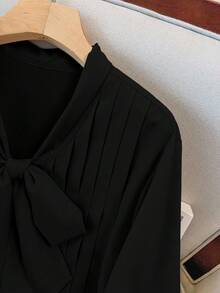 GlowEve CURVE 新款大码女式优雅商务蝴蝶结领纯色衬衫上衣，日常百搭，简约设计搭配时尚褶裥，显瘦又时尚。 - 黑色 - 查看 3