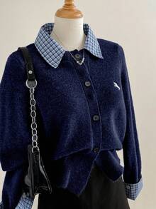 Sweetra 秋冬新款小马刺绣格子拼接二合一时尚宽松学院风长袖开衫 - 藏蓝色 - 查看 4