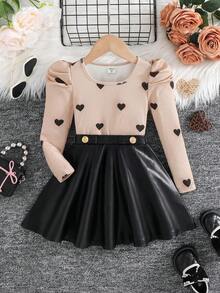 SHEIN Set di maglietta a maniche lunghe con scollo rotondo e motivo a cuori e gonna nera per ragazze giovani - Cachi - Visualizzare 2