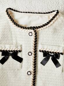 两件套女童奶油色蝴蝶结装饰长袖上衣和百褶裙套装，优雅休闲舒适，适合派对、度假、户外活动、四季皆宜，尤其适合秋冬季节。