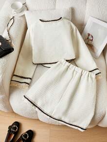 两件套女童奶油色蝴蝶结装饰长袖上衣和百褶裙套装，优雅休闲舒适，适合派对、度假、户外活动、四季皆宜，尤其适合秋冬季节。