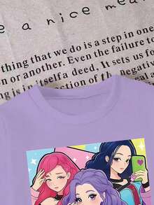 SHEIN 1 件 Tween Girl K-Pop 乐队主题 T 恤，紫色和粉色卡通设计，圆领长袖，可机洗，适合户外活动、休闲装、四季日常穿着 | 图案 T 恤 | 适合所有季节外出和居家穿着 - 淺藍色 - 查看 5
