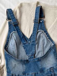 Comfortcana 女士纽扣半开襟褶裥下摆休闲牛仔背带裙，休闲女士牛仔褶裥迷你连衣裙，配有可调节肩带，V领无袖纽扣牛仔背带裙，适合日常穿着，女士冬季服装，圣诞节服装，新年连衣裙，优雅连衣裙，棕色牛仔裤 - 中等水洗藍 - 查看 4