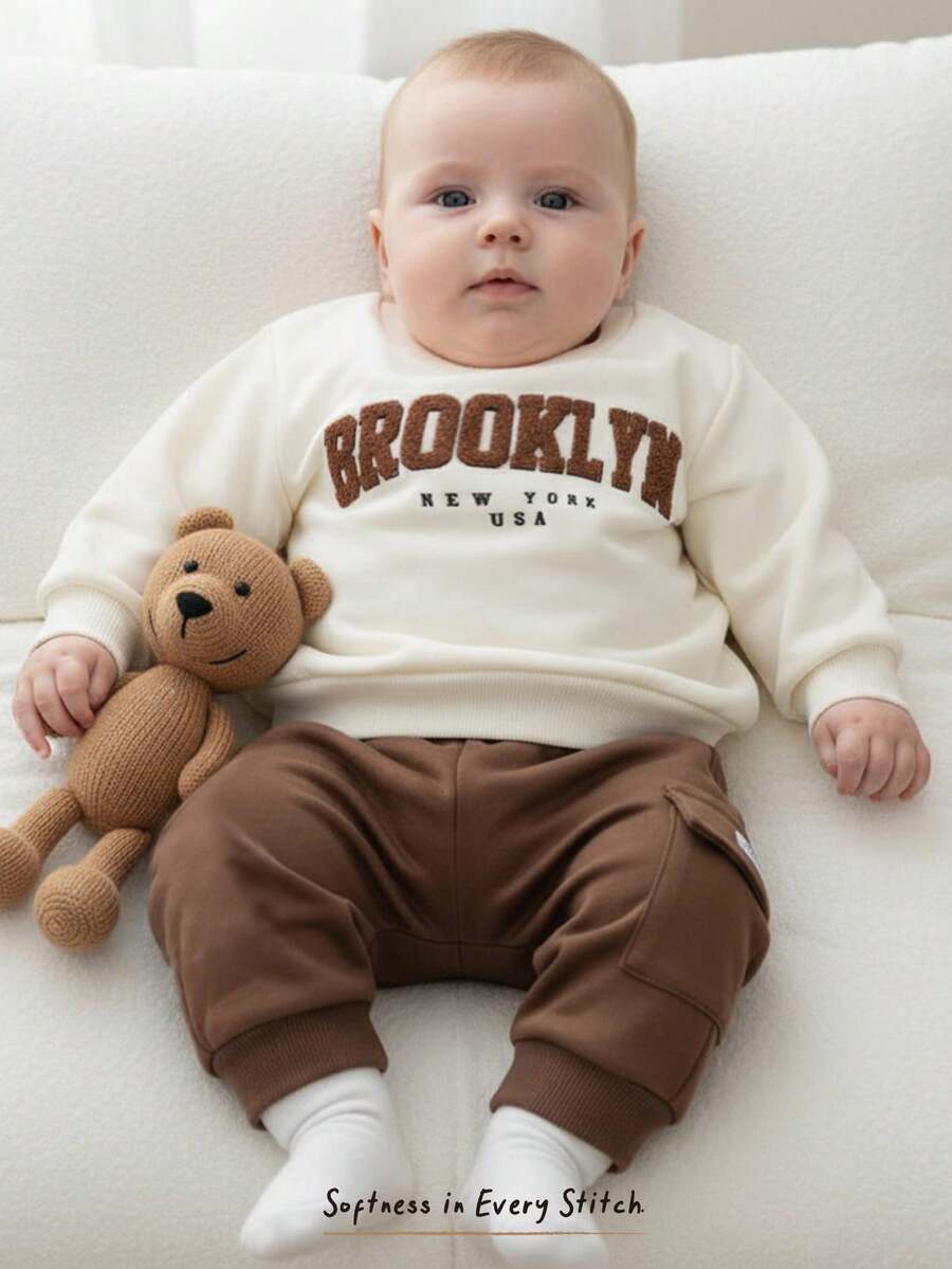 Cozy Pixies 2 件套男婴简约 3D 字母图案针织柔软圆领长袖连帽衫和松紧腰裤套装 - 棕色 - 查看 1