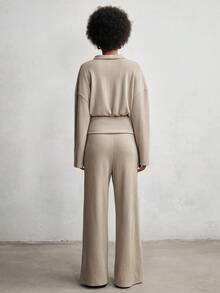SHEIN Luminelle 两件套V领针织毛衣和直筒裤套装，2025秋季新品。V领收腰落肩长袖针织上衣和阔腿裤两件套。V领华夫格针织两件套，宽松针织毛衣和宽松休闲裤。 - 卡其色 - 查看 2