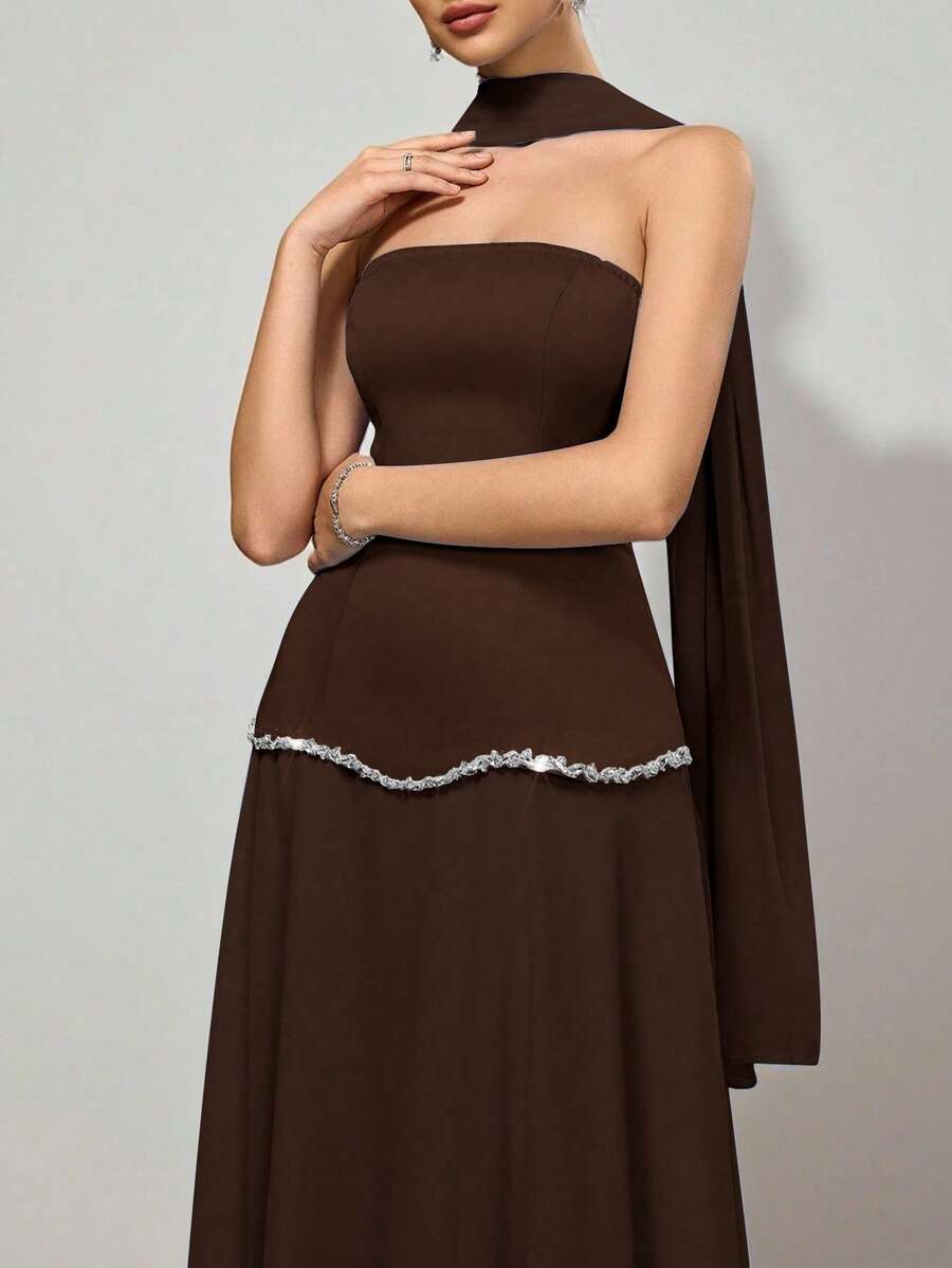 Coutiva Gaun Malam Tanpa Lengan Elegan dengan Hiasan Berlian Imitasi untuk Wanita - Coklat - View 1