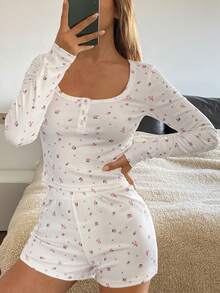 DAZY Bộ đồ ngủ nữ họa tiết hoa nhí gồm áo croptop ôm sát và quần short, trang phục mùa đông. - trắng - Xem 6