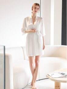 1件浴袍，新娘及伴娘礼服，字母图案浴袍，晨袍及睡袍，新娘派对准备服，婚礼仪式及宴会配饰，女士春夏婚礼伴娘睡衣，新娘礼服，闺蜜派对刺绣浴袍，新娘浴袍，婚礼派对用品，户外婚礼，节日派对用品 - 白色 - 查看 2