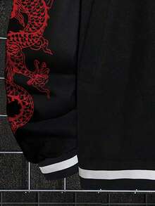 Manfinity Roghcode 黑色长袖棒球外套，饰以精美繁复的龙纹花卉图案，尽显东方传统美学。个性十足，适合休闲、运动、日常通勤、度假、返校等各种场合。是送给男友、老公或情侣的绝佳礼物。 - 黑色 - 查看 5