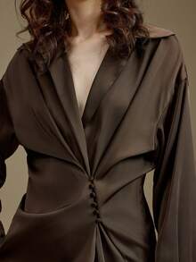 Ontre Bộ sưu tập Xuân/Hè 2026 mới về - Trang phục nữ Xuân/Hè, chuẩn bị đi học, ngày Valentine, đồng phục giáo viên, trang phục dự tiệc, trang phục công sở thường ngày. Áo sơ mi satin xếp ly cổ chữ V, đa năng cho mặc hàng ngày, phù hợp cho ngày Quốc khánh, ngày Valentine. Thanh lịch & thời trang thường ngày. - Cà phê nâu - Xem 5