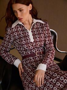 MOTF PREMIUM 女士链条印花撞色拼接通勤优雅衬衫领收腰长袖连衣裙，配腰带 - 酒紅色 - 查看 6