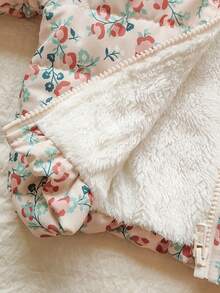 1件女婴冬季拉链长袖数码印花羽绒服，适合户外旅行，提供充足的保暖保护，时尚实用，让宝宝在冬季探险中既温暖又时尚。