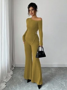 Elenzga Conjunto feminino casual de duas peças, composto por camiseta de manga comprida canelada com detalhes assimétricos nos ombros e barra franzida, e calça canelada canelada com modelagem flare. - Amarelo - Ver 4