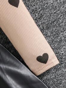 SHEIN Set di maglietta a maniche lunghe con scollo rotondo e motivo a cuori e gonna nera per ragazze giovani - Cachi - Visualizzare 4
